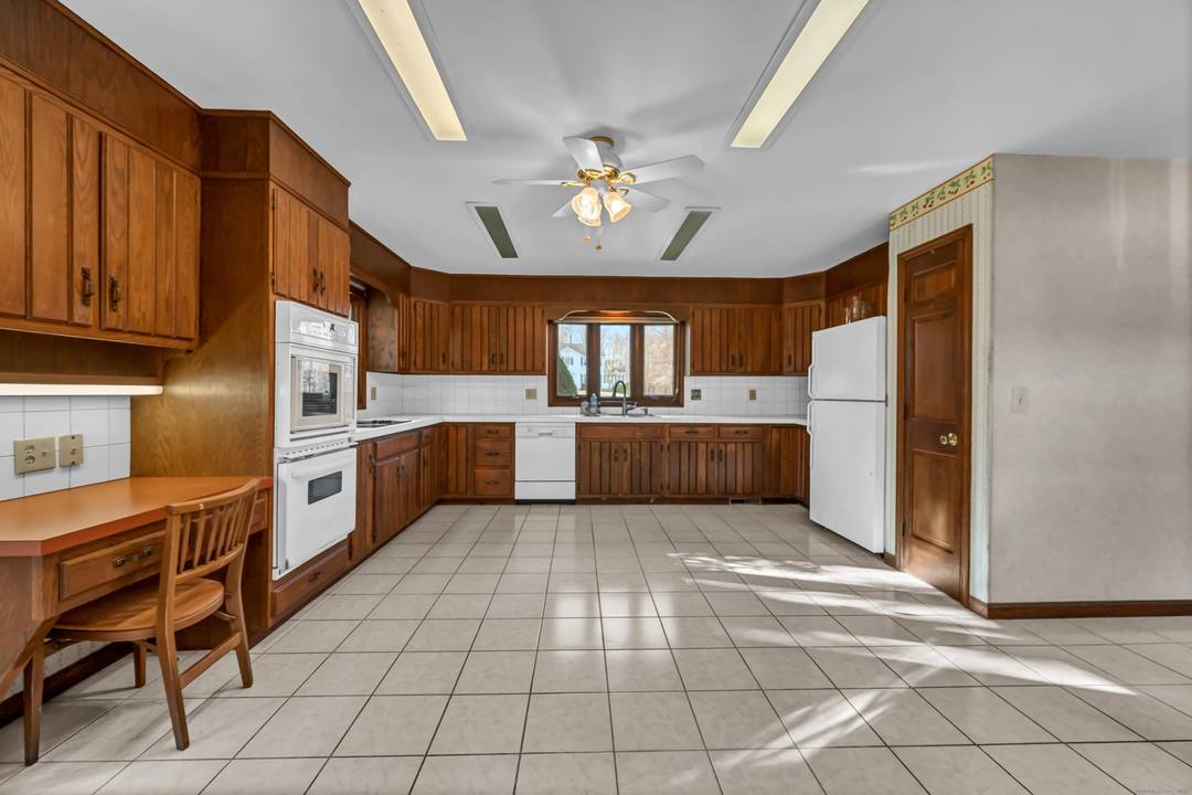 Discover 7 Carriage Lane in New Fairfield, Connecticut ; a peaceful retreat set back from the road on a quiet cul de sac.