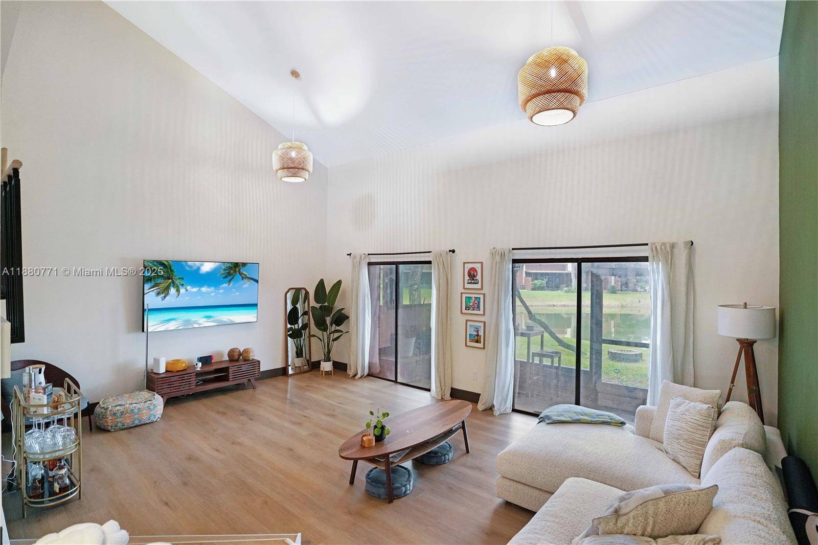 Welcome home to this cozy townhouse in Prime Davie Location !
