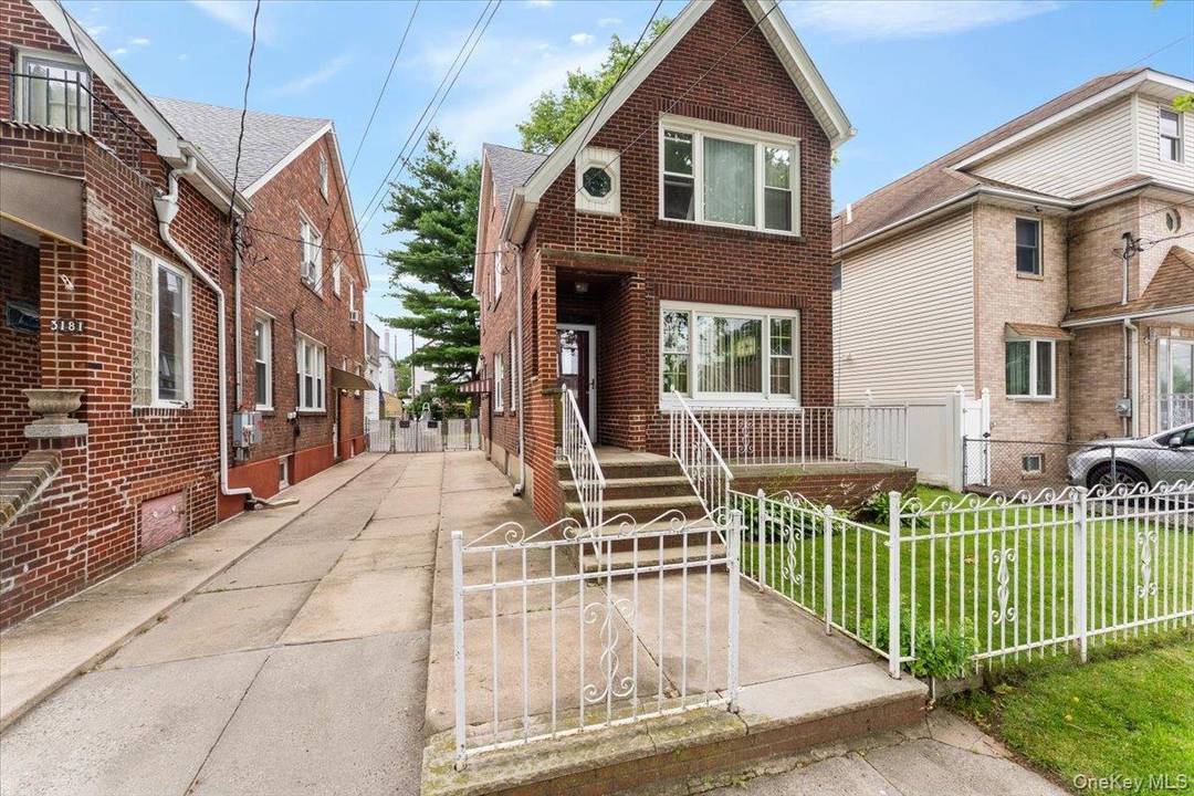 Charming 3 Bedroom Colonial in the Desirable Country Club Section Welcome home to this beautifully maintained detached brick Colonial located in one of the Bronx s most sought after neighborhoods.