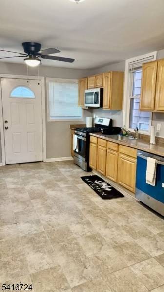 Large single fam home, 7 Bedrooms, 3 Full baths, Eat in Kitchen.