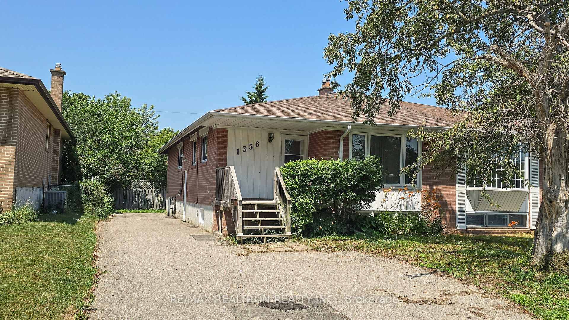 Newly renovated semi detached bungalow with extra long drivewayparks 6 cars !