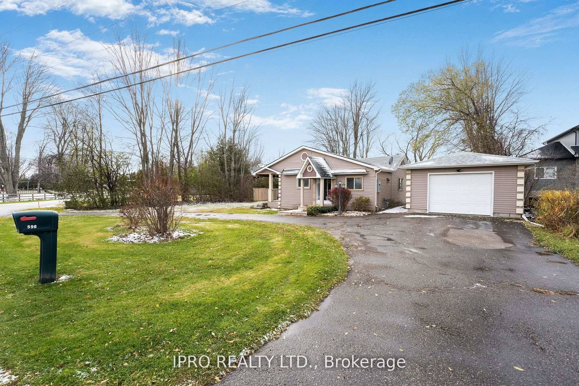 LOCATION ! WOW ! Direct Waterfront Cottage !