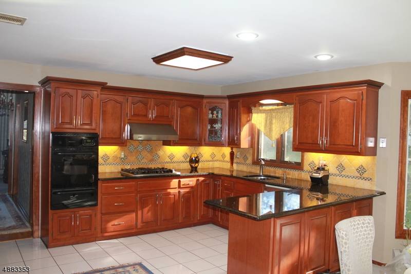 Great Neighborhood Short term furnished or long term unfurnished Center Hall colonial on quiet cul de sac.