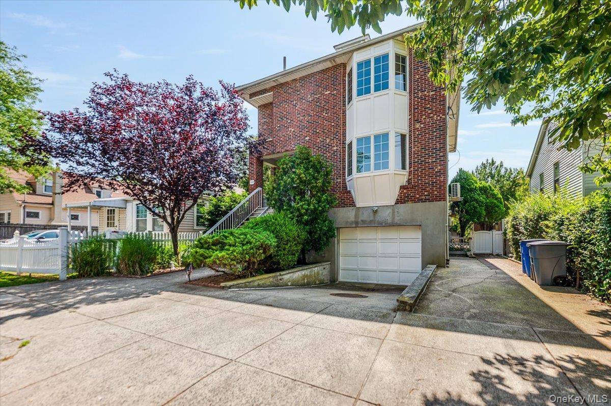 3218 Glennon Place, Bronx, NY 10465 Locust Point Single family residence offering 3, 030 sq ft of living space on a 3, 825 sq ft lot 38.