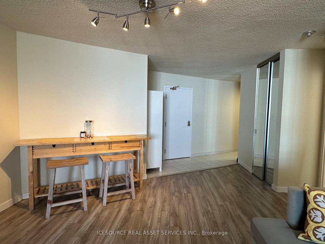 Luxury lakeview living in the heart of downtown.