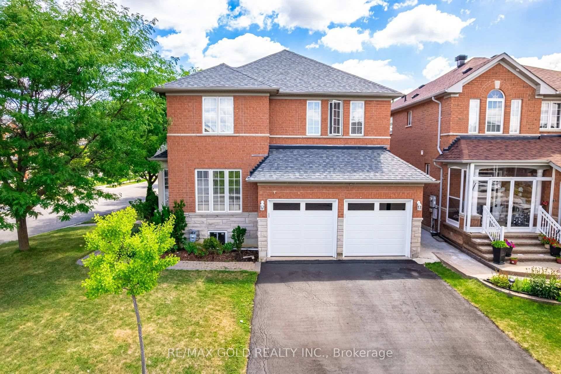 2706 Sq Ft As Per Mpac ! !
