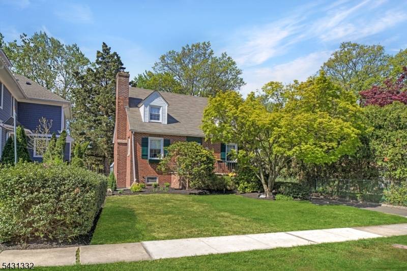 CAPE COD CHARMER IN FANTASTIC LOCATION CLOSE TO DOWNTOWN CRANFORD !