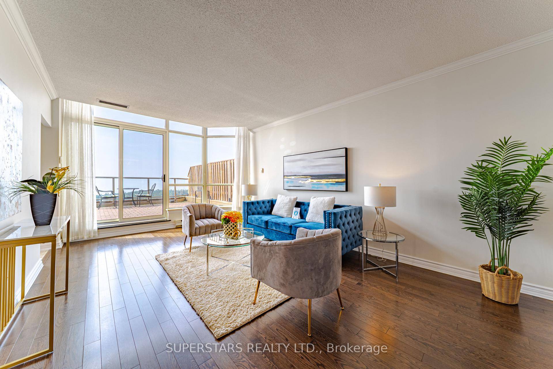 Welcome To This Extraordinary, Rarely Available Luxurious Penthouse, Offering The Best Of Elevated Living With Unobstructed Panoramic Views Of The Golf Course And The Lake.