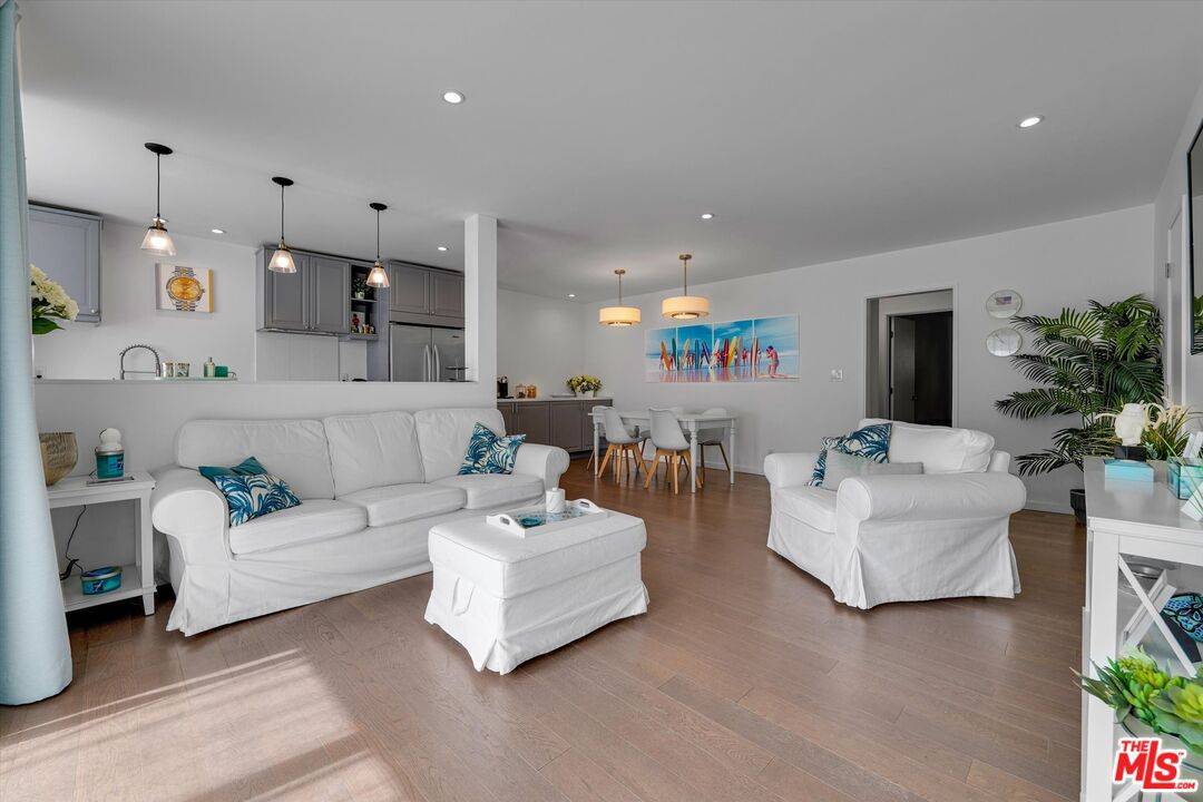 1233  N Laurel Ave 2BR Hollywood Hills East La