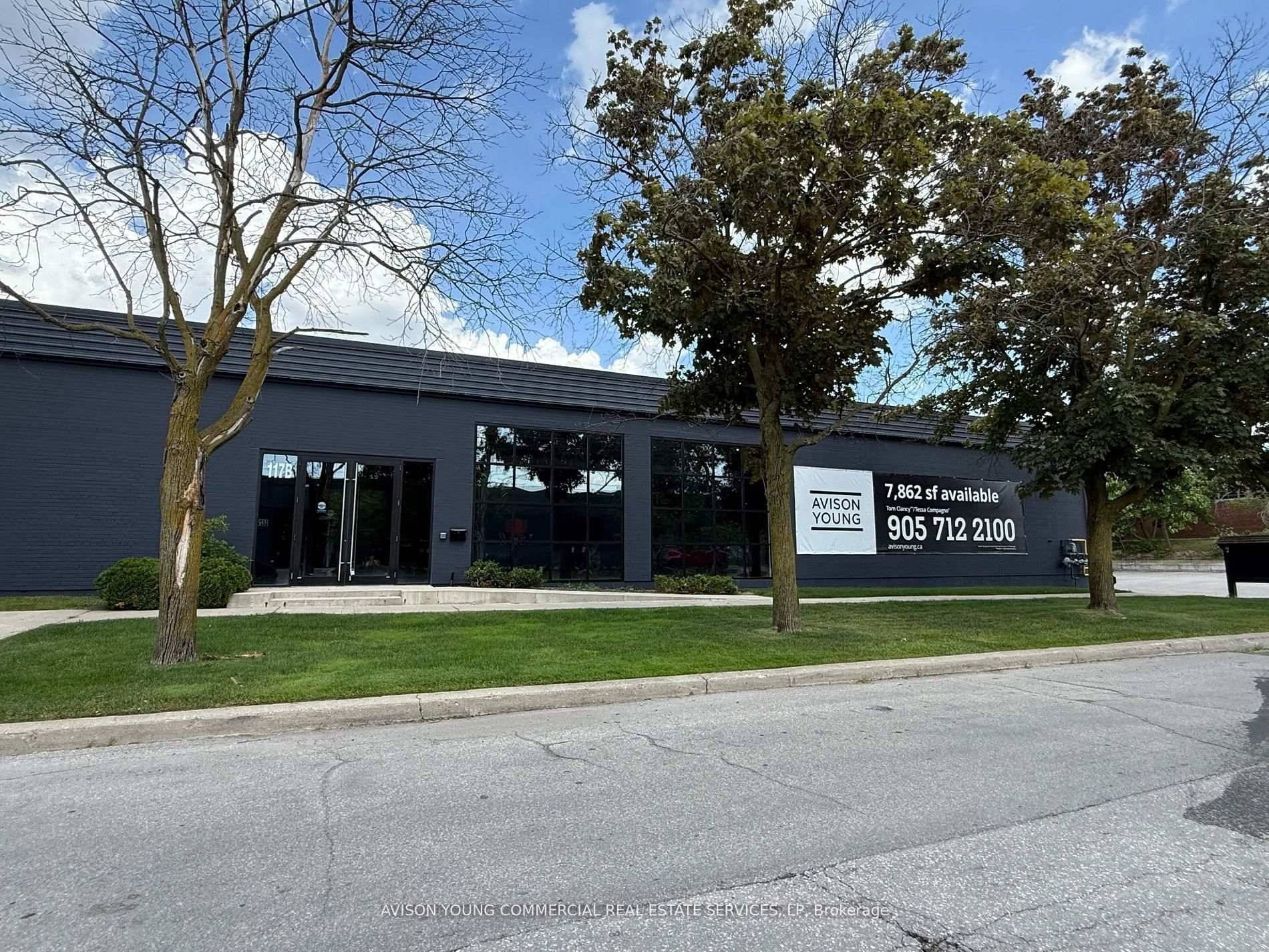 Turnkey showroom office space available immediately !