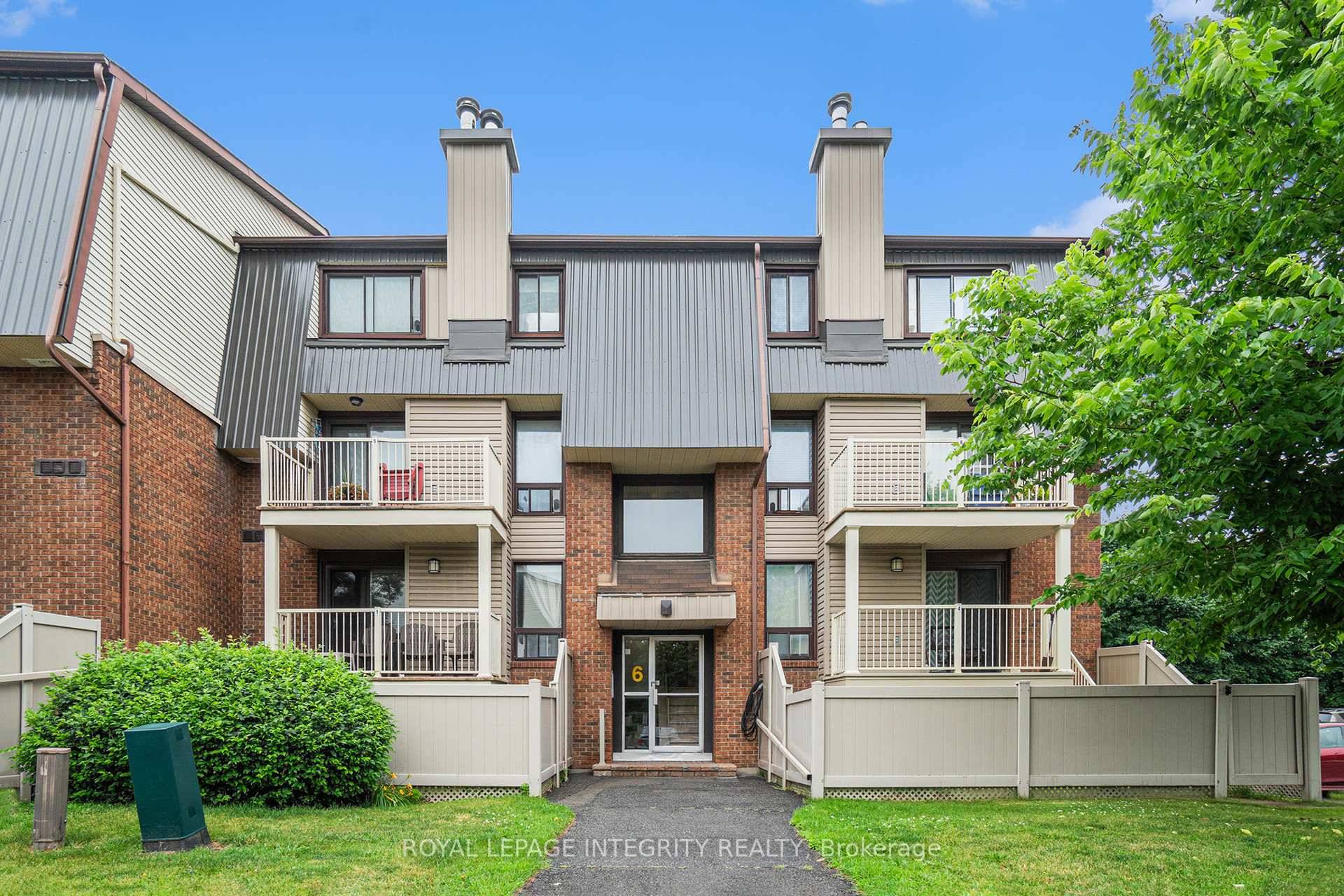 A perfectly maintained two story unit in an excellent area.