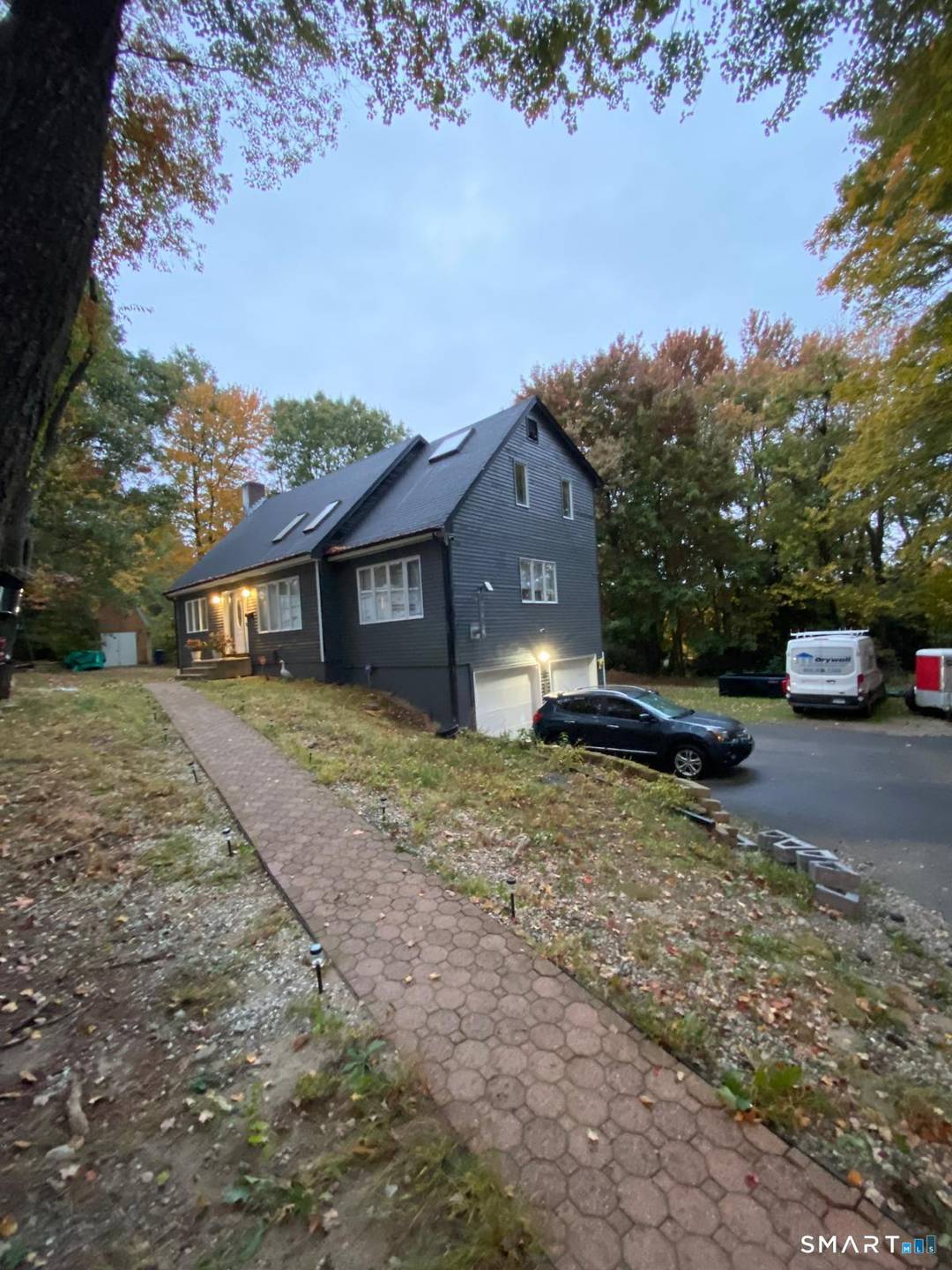 East End Secluded 4br 3. 5 baths contemporary home on 1 acre of land city water City sewer.