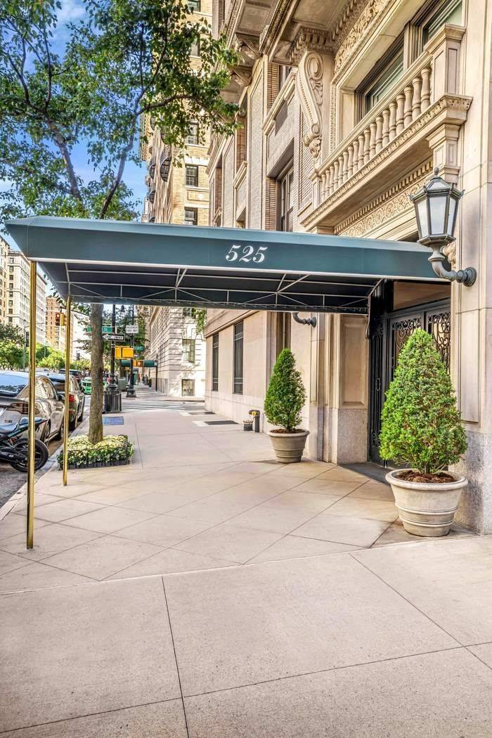 525 Park Avenue Pre War Condominium 12 Rooms The building 525 Park Avenue is situated on Park Avenue and 61st Street, in the heart of one of the most prestigious ...