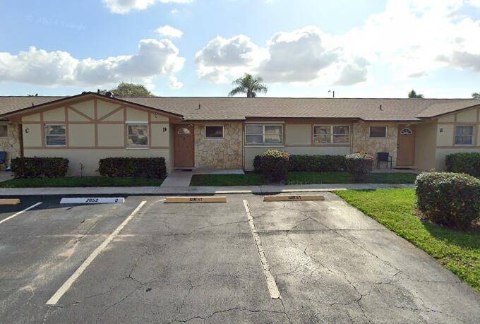 Beautiful 2 1 villa in a 55 plus community centrally located close to downtown West Palm Beach and Lake Worth Beach.