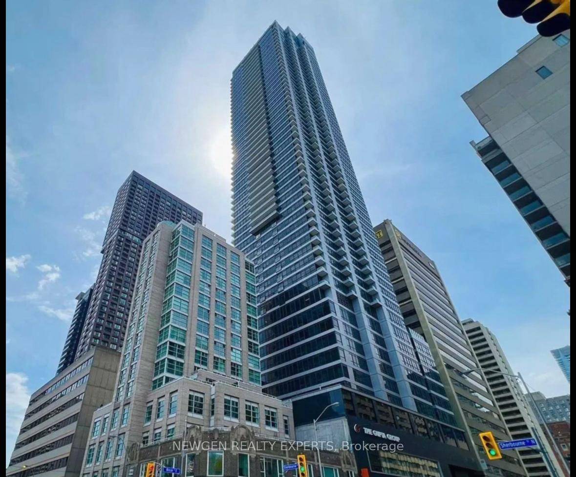 Beautiful, Bright amp ; Very Well Maintained 1 Br Study Condo Right on Bloor St.