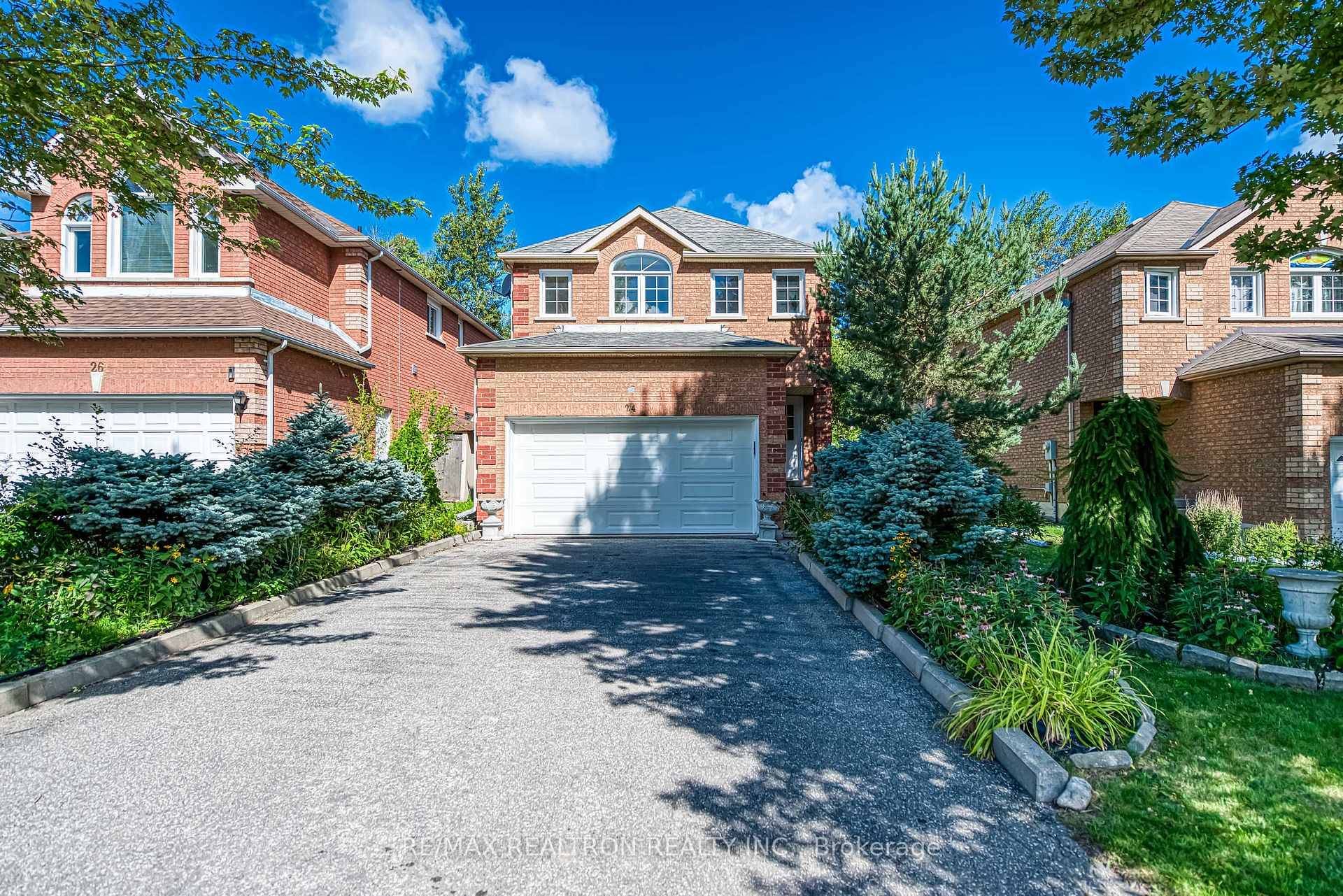 Welcome to luxury living in one of Richmond Hills most prestigious communities !