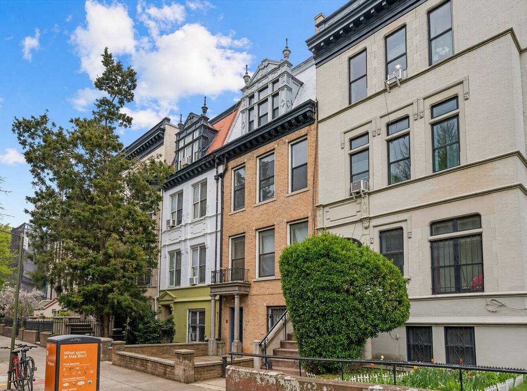 Welcome to 288 New York Avenue, a classic building nestled in the vibrant Crown Heights section of Brooklyn.