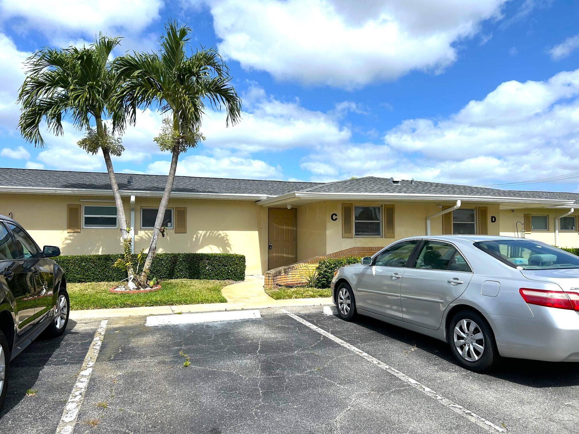 LOCATION LOCATION. Walking distance to the pool and clubhouse.