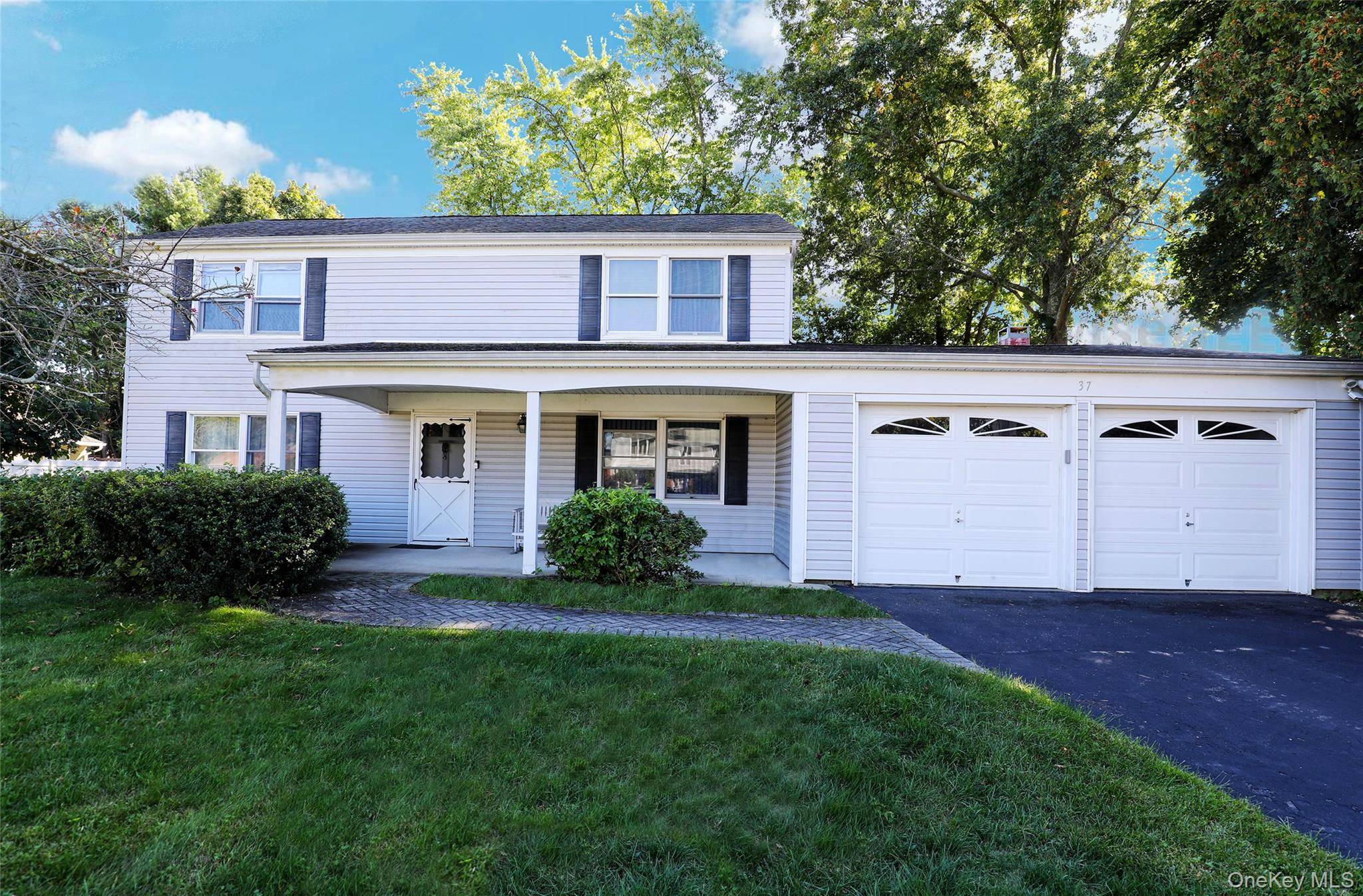 Welcome home to The Cambridge Colonial in desirable Stony Brook M Section.