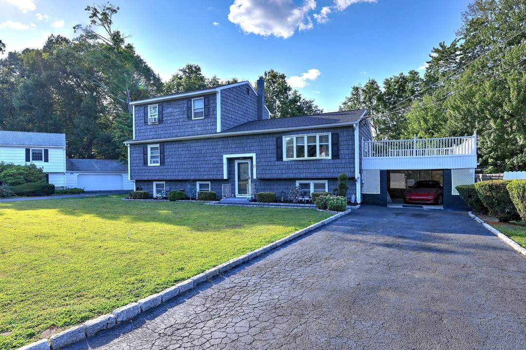 Back on the Market ! Buyer could not secure a mortgage.