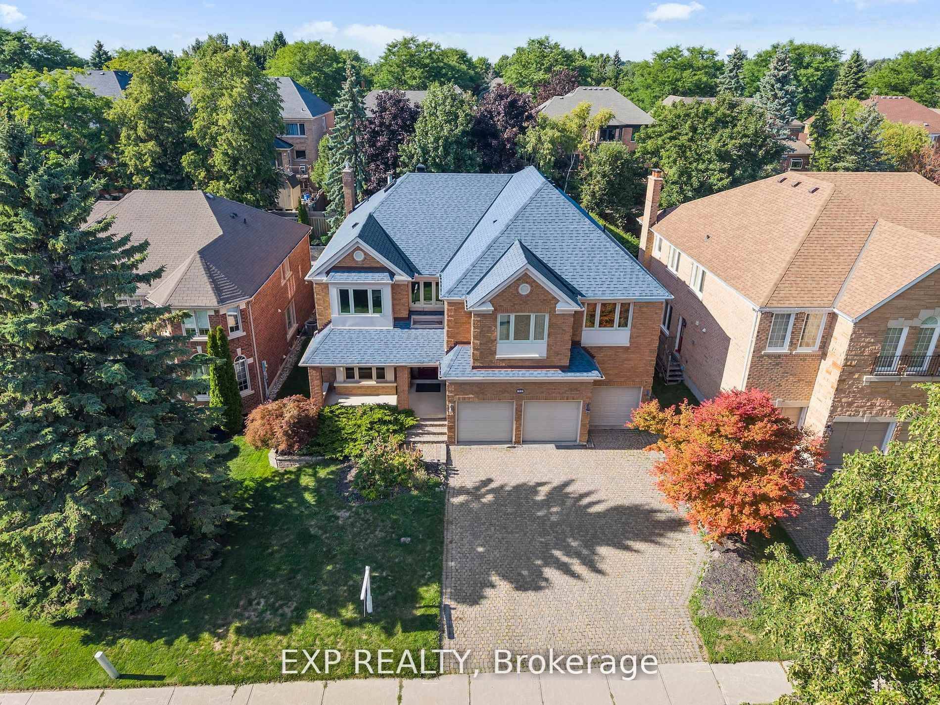 Welcome to 959 Lockwood Circle, an exceptional estate residence nestled in one of Newmarket's most sought after family neighbourhoods.