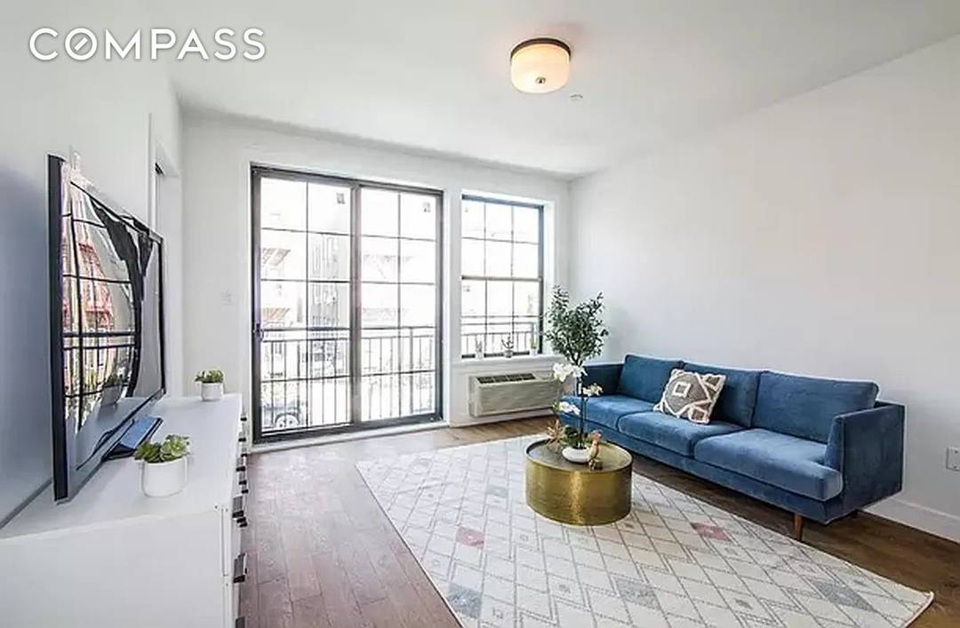 Don't miss this elevator building with a gym and shared rooftop chill area with barbeque.