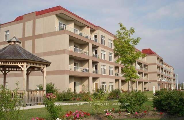 This lovely 1 bedroom condo located across from the water has water views of the picturesque Georgian Bay in the town of Midland.