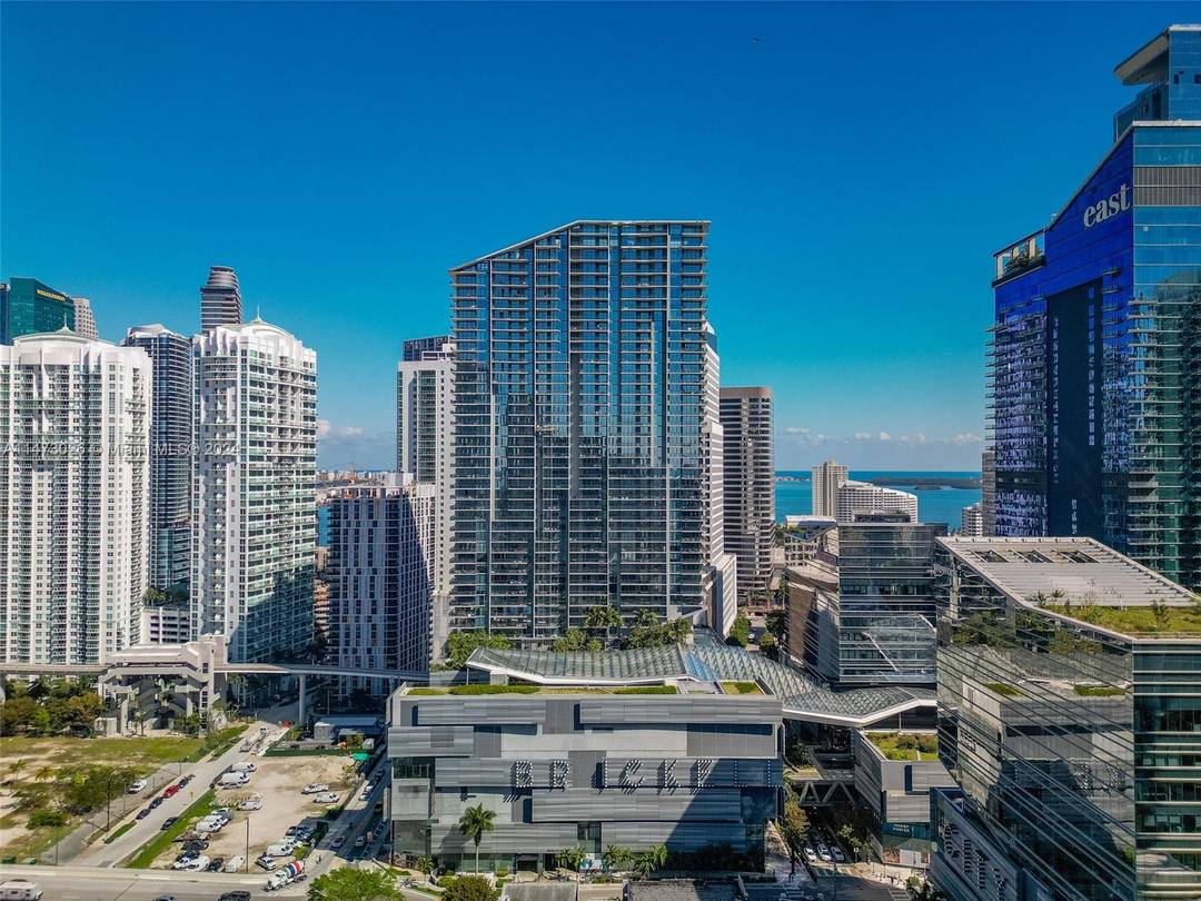 Beautiful modern unit at exclusive Reach at Brickell City Centre in the heart of Brickell, 2 bedrooms 2 baths, large balcony with great panoramic views, city skyline, and Miami river ...