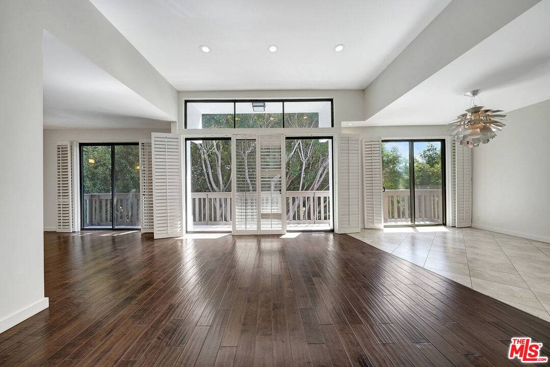 8871   Burton Way 2BR Beverly Grove La