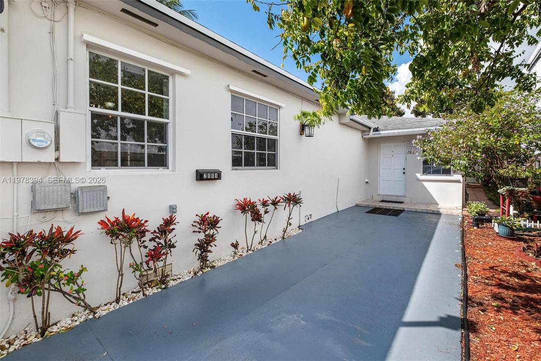 Spacious duplex offering over 3, 200 sq ft of living space, conveniently located near The Shops at Merrick Park with easy access to shopping, dining, and Miracle Mile.