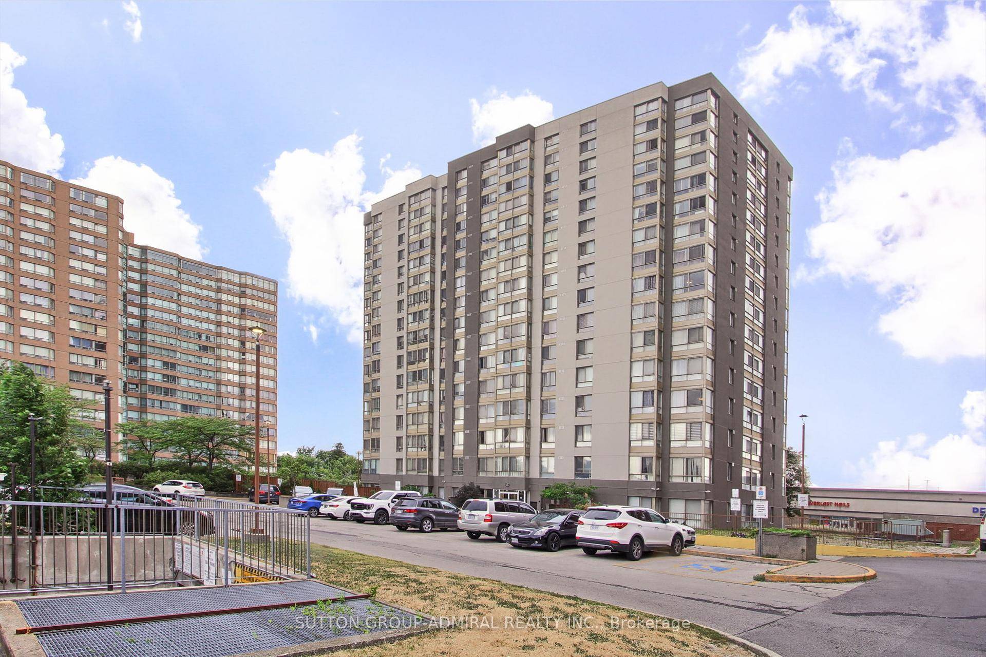 Bright, Spacious And Beautiful Centrally Located 2 Bedrooms Den Used As A Full Size 3rdBedroom With A Great View Of The City.