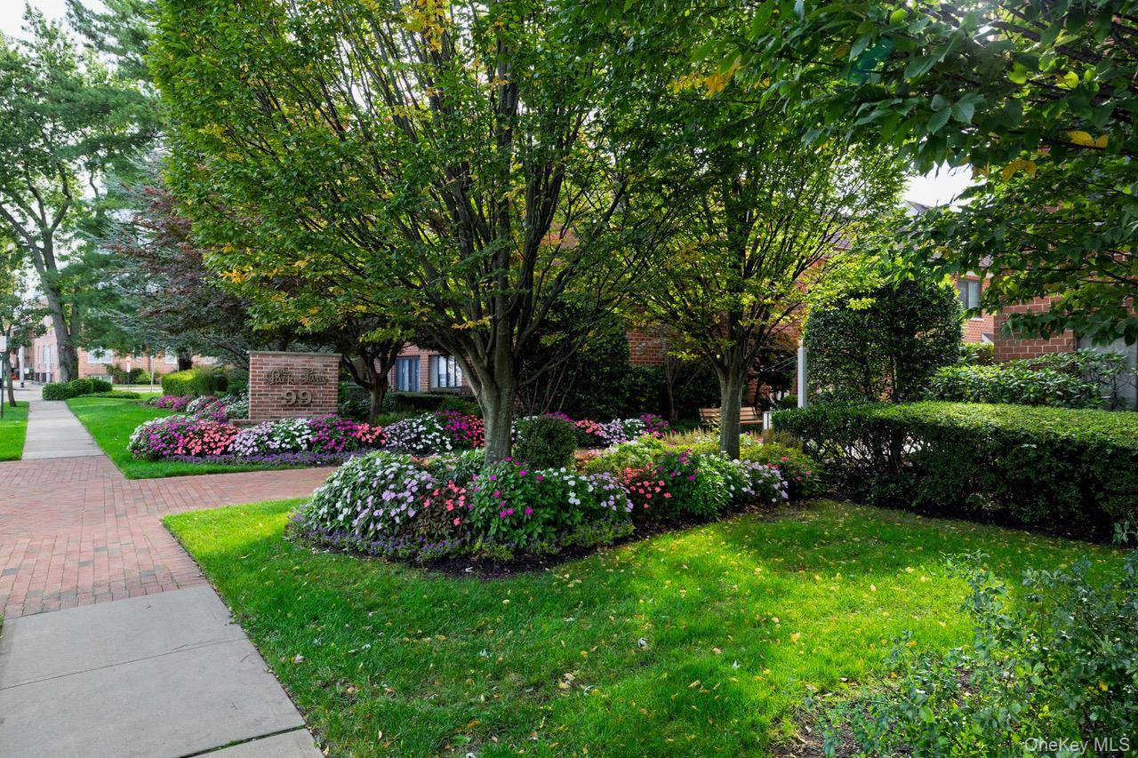 LARGE 3 BEDROOM, 21 2 BATHROOM IN HEART OF ROCKVILLE CENTRE.