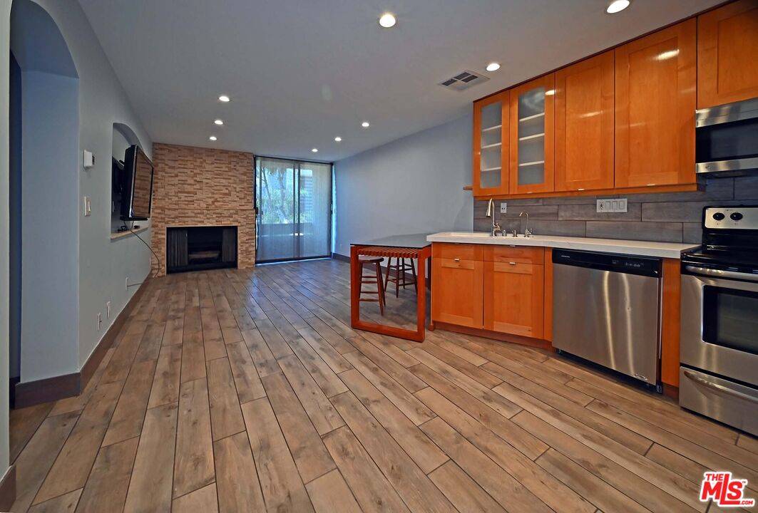 740  N Kings Rd 1BR Sunset Strip La
