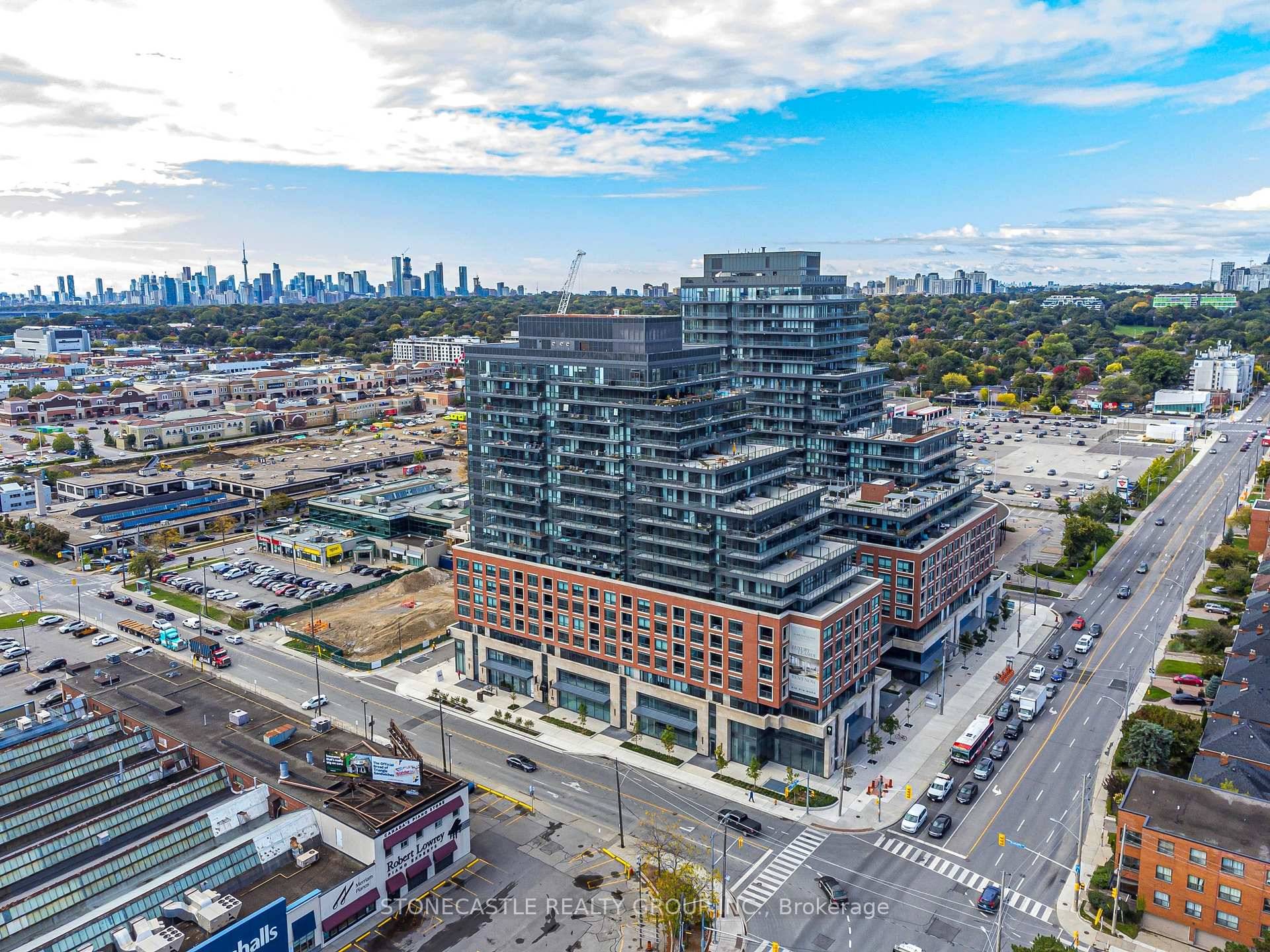 Discover unparalleled urban living in the heart of Toronto, situated in a coveted neighborhood with seamless access to public transit, lush parks, premier shopping, and an array of dining options.