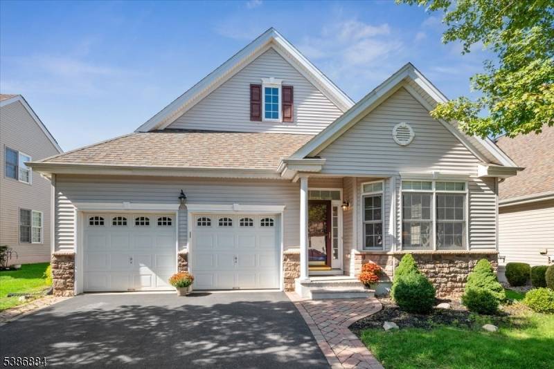 Welcome to Canal Walk, a highly desirable 55 gated community !