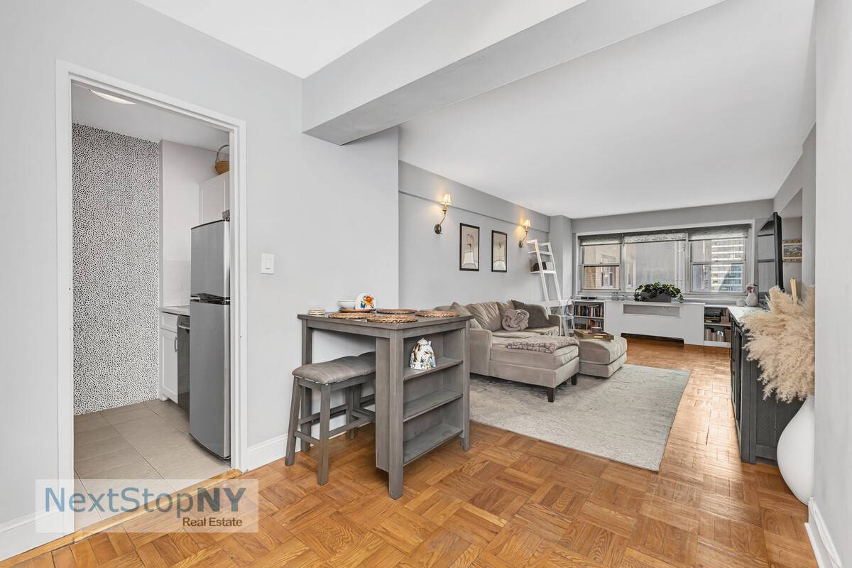 Move in ready alcove studio designed for comfort, this is your ideal city retreat !