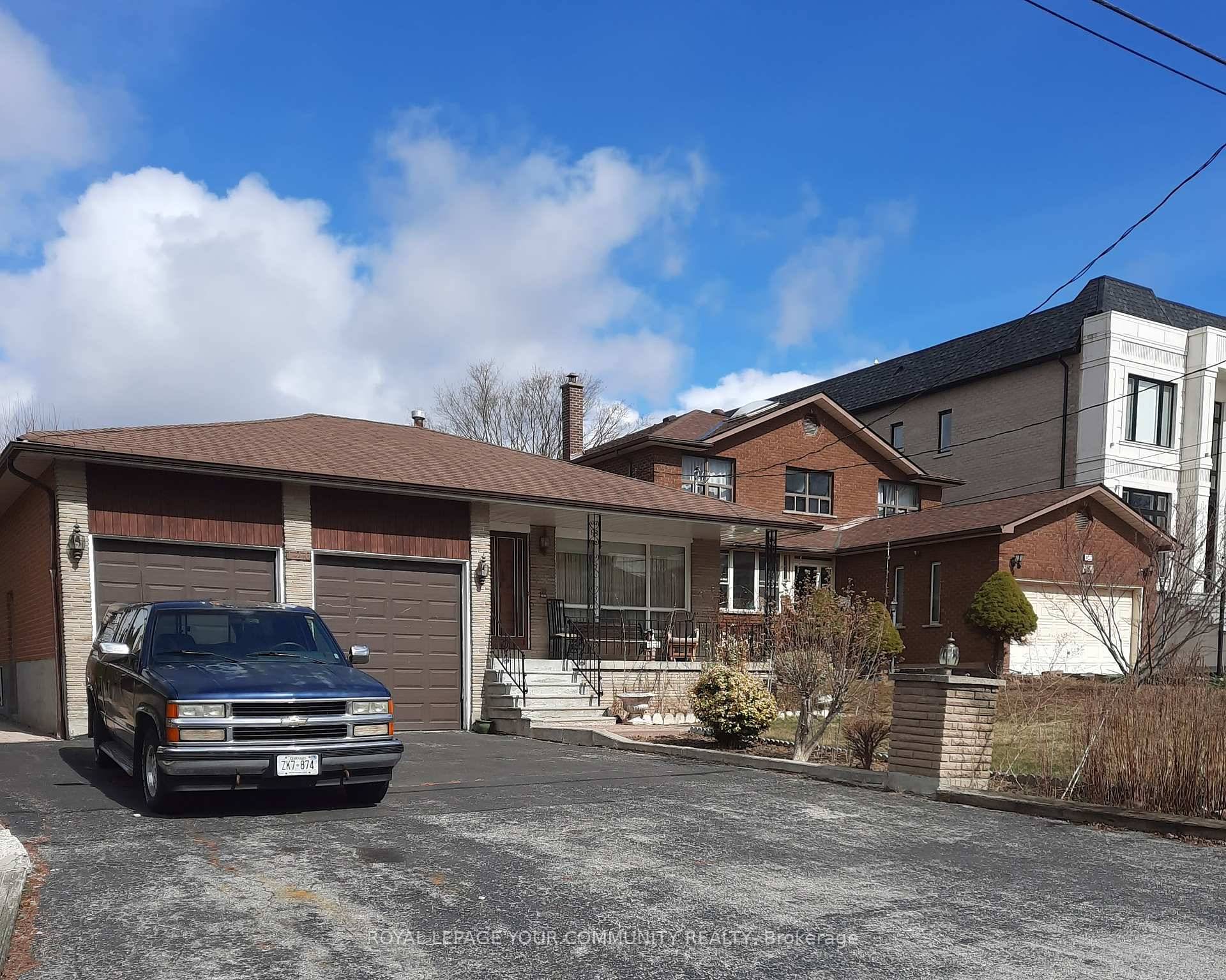ATTENTION BUILDERS, INVESTORS, OR TO HOMEOWNERS WHO ARE LOOKING TO BUILD YOUR DREAM HOME IN THE FUTURE IN A PRIME AREA OF RICHMOND HILL.