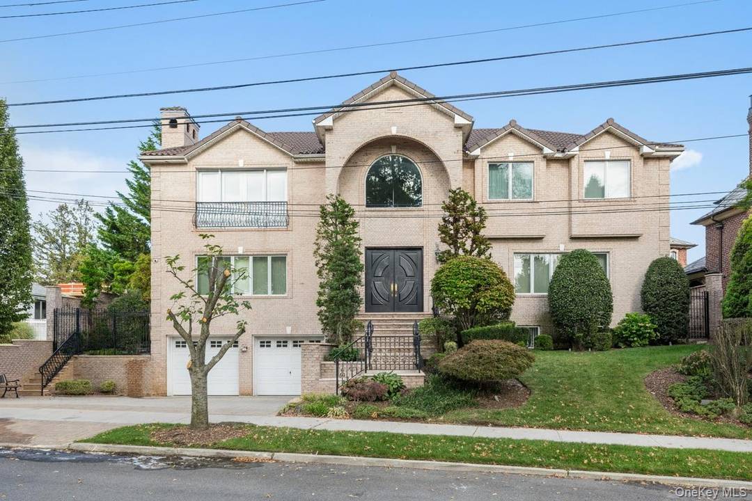 Situated in the highly coveted enclave of Malba, this extraordinary 4, 996 sq.