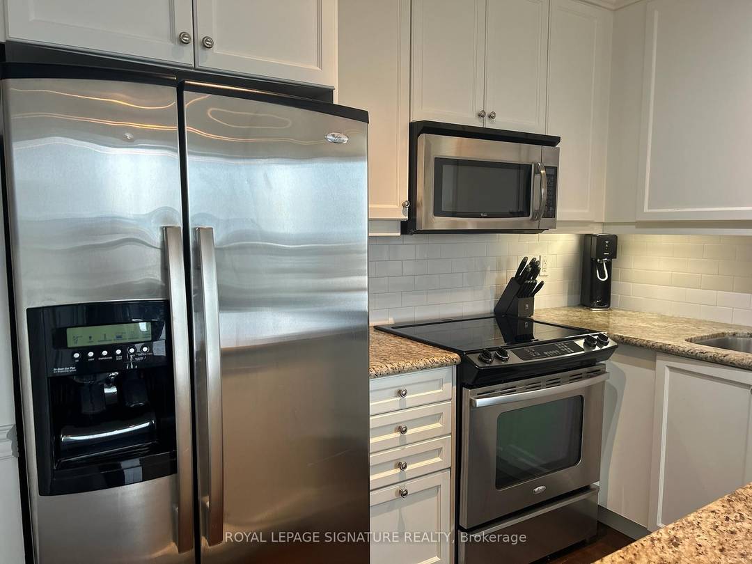 Bright and spacious fully furnished 2 bed, 2 bath corner unit in the sought after Fort York district !