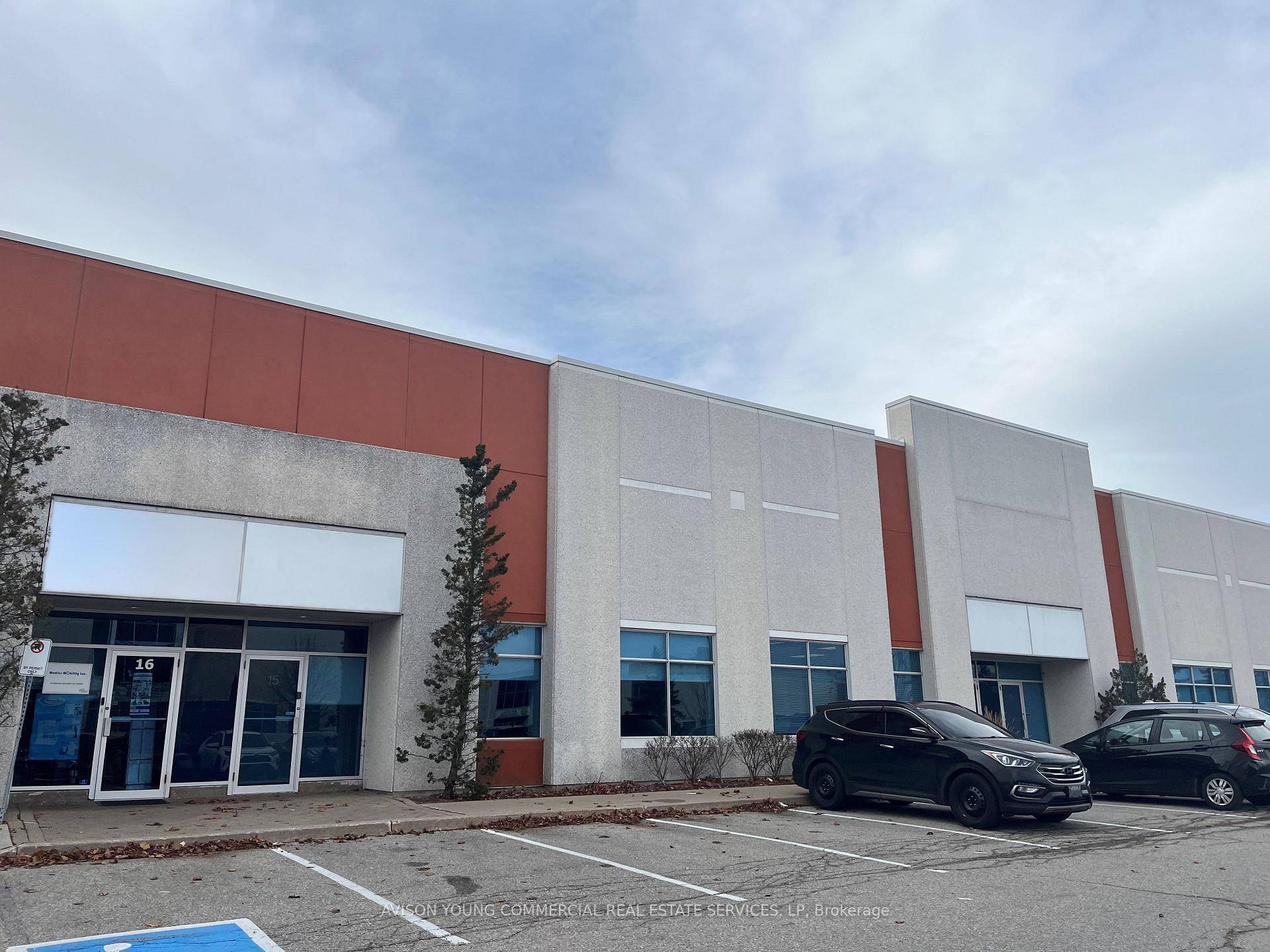 Model Suite ! Prime industrial unit located in the prestigious Western Business Park.