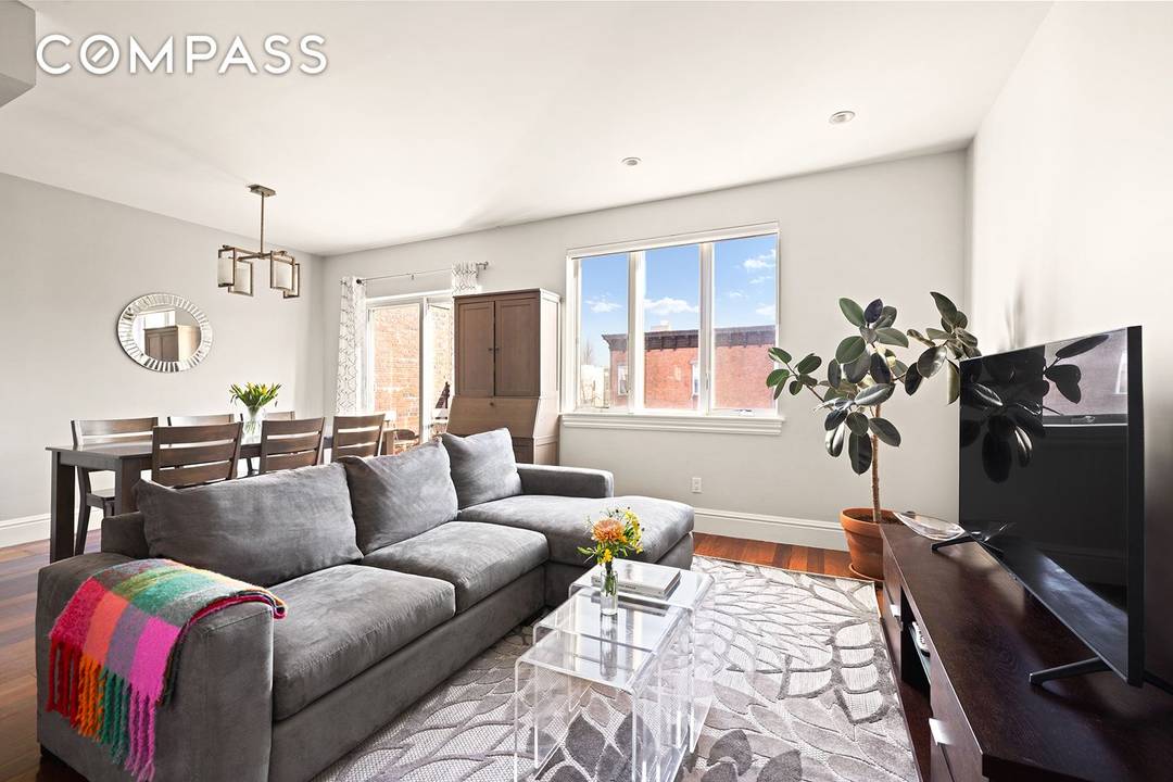 Welcome to 444 17th Street, 3C a beautifully designed two bedroom condominium in the heart of South Slope.