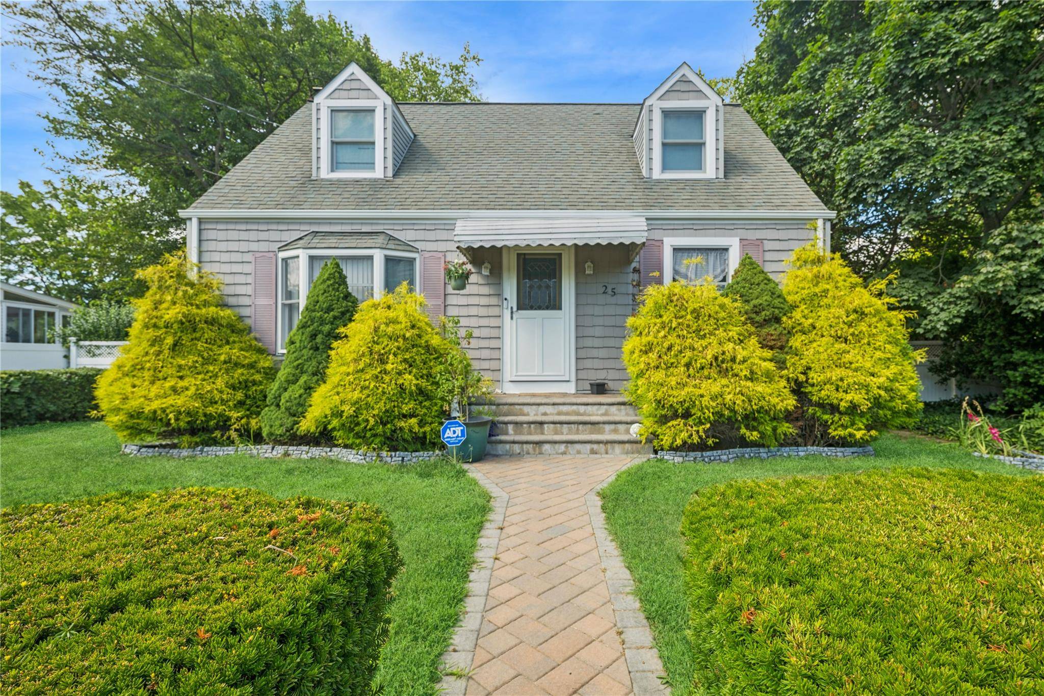 Welcome to the charming 4 Bedroom cape !
