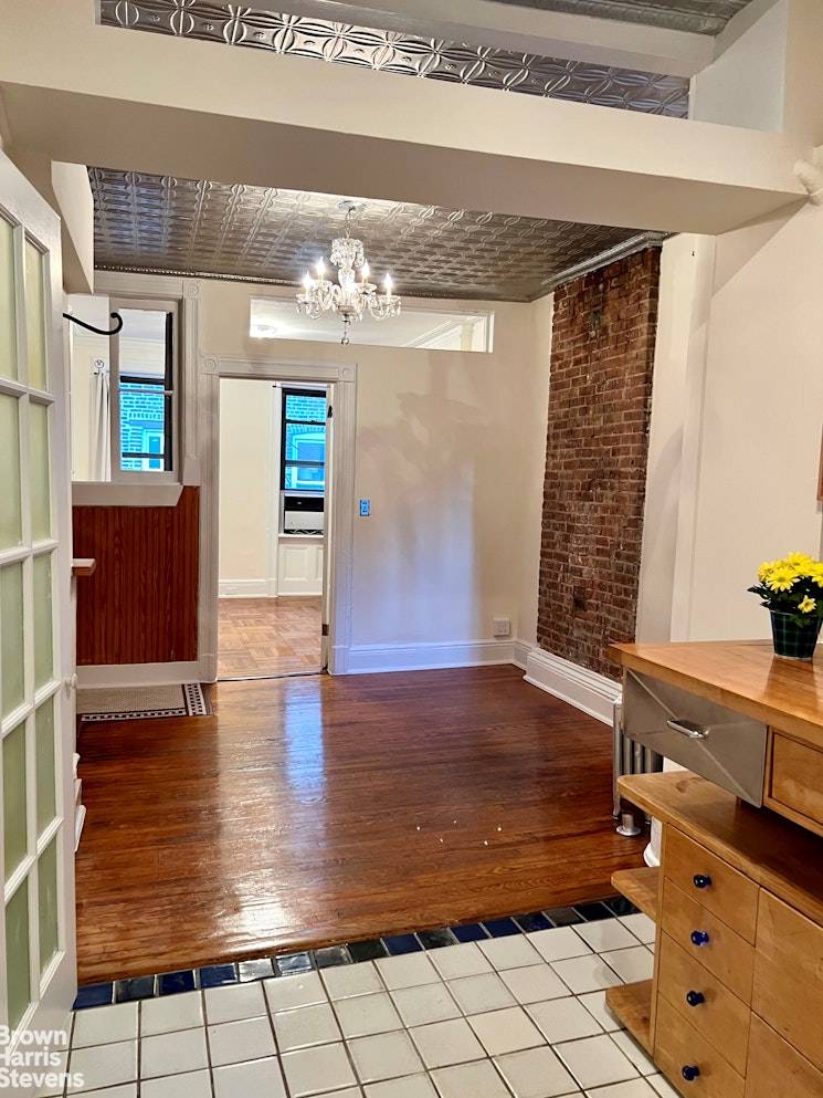 This peaceful bohemian style 1 bedroom apartment is long on Greenwich Village character !