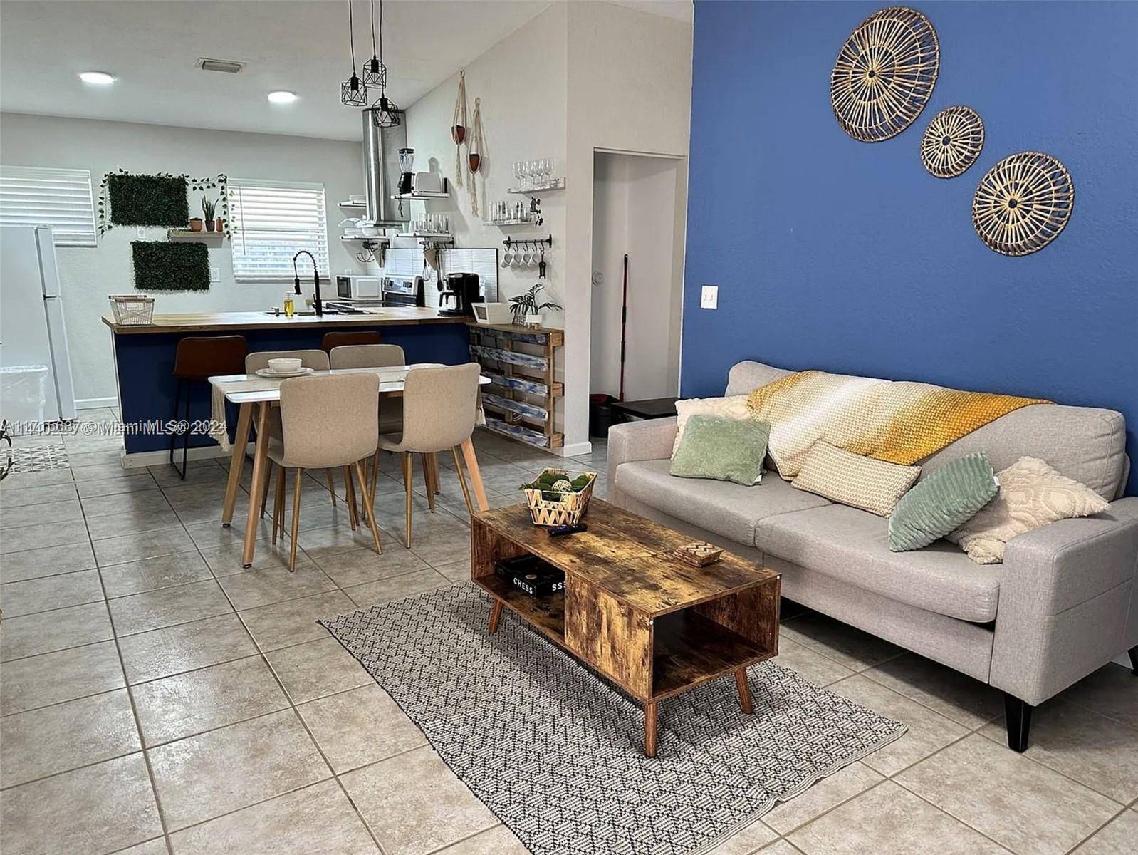 Remodeled Triplex, 10 mins from Hollywood Beach.