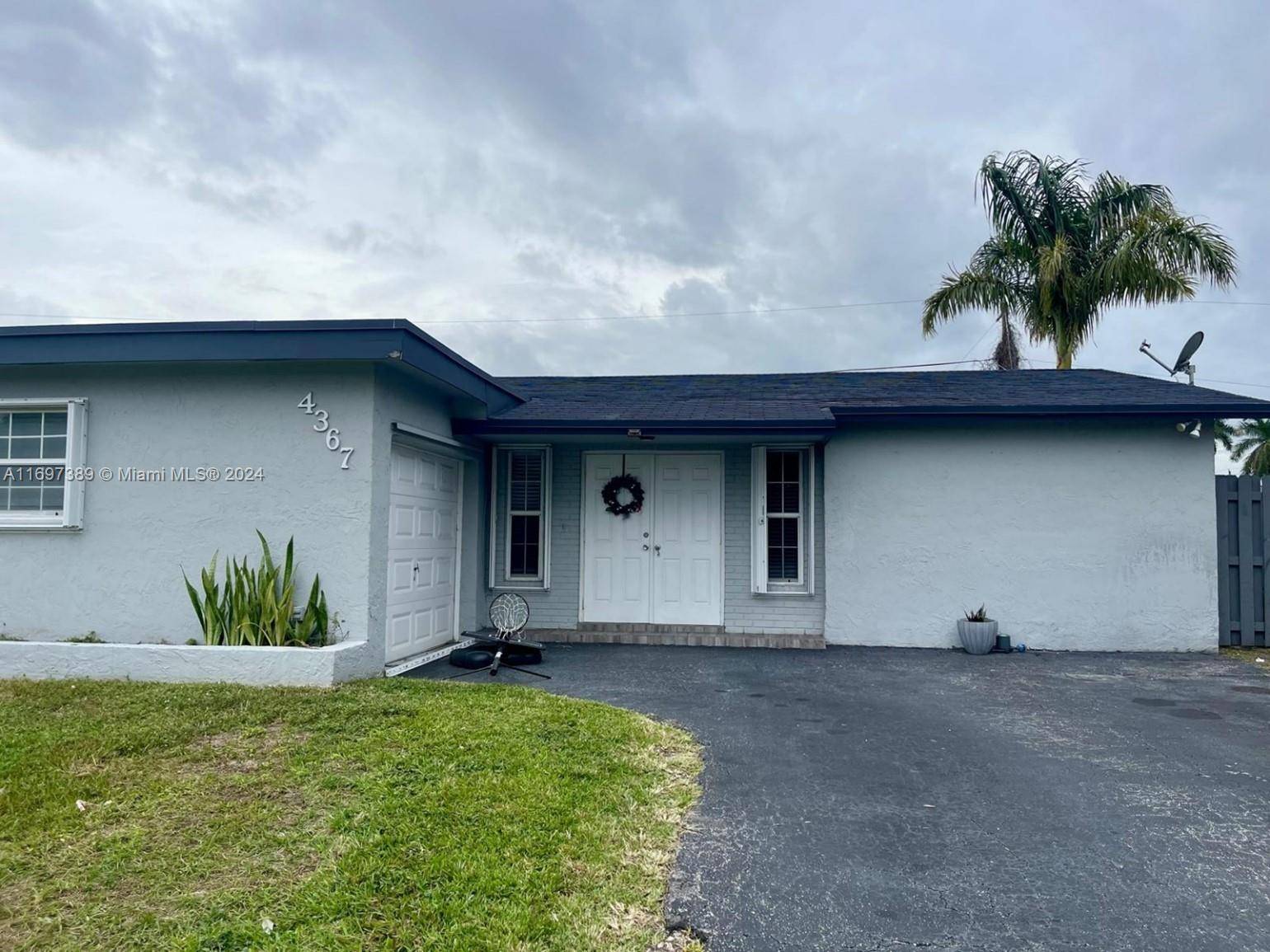 Well kept house in desirable neighborhood with easy access to Sawgrass Expressway, minutes to the Sawgrass Mall, short distance to the Ft, Lauderdale Airport, with plenty of commerce and nightlife ...