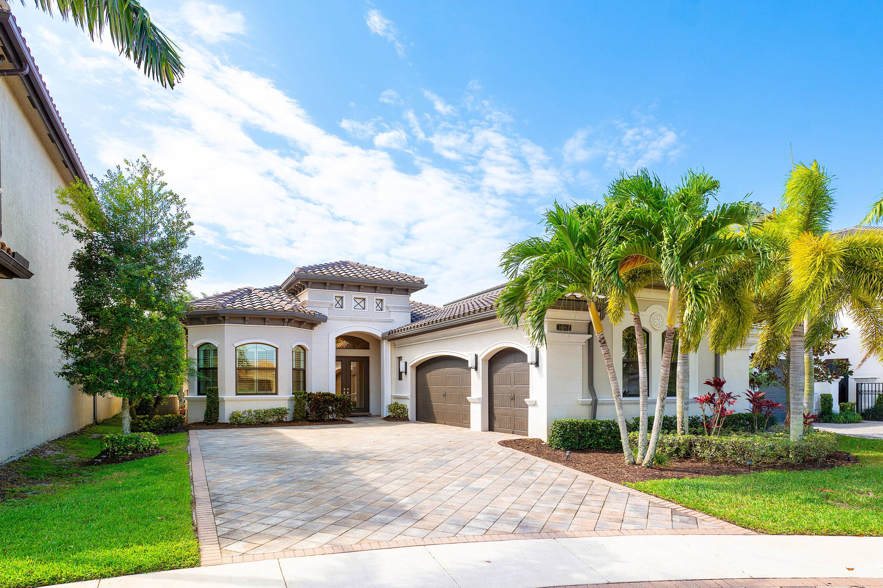 SELLER HIGHLY MOTIVATED Escape to your private and quiet retreat with this luxurious Rialto Model home, nestled on a tranquil cul de sac.