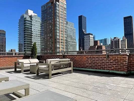 Renovated and Large 1 Bed in Luxury Doorman BuildingThe Apartment Step inside this bright and sophisticated south facing apartment with a sense of privacy and spaciousness.