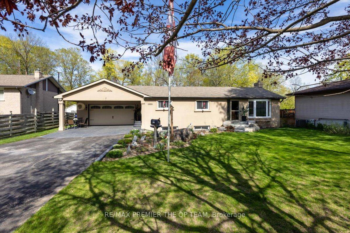 This beautifully maintained bungalow in the heart of Innisfil, offers the perfect blend of comfort, style, and functionality.
