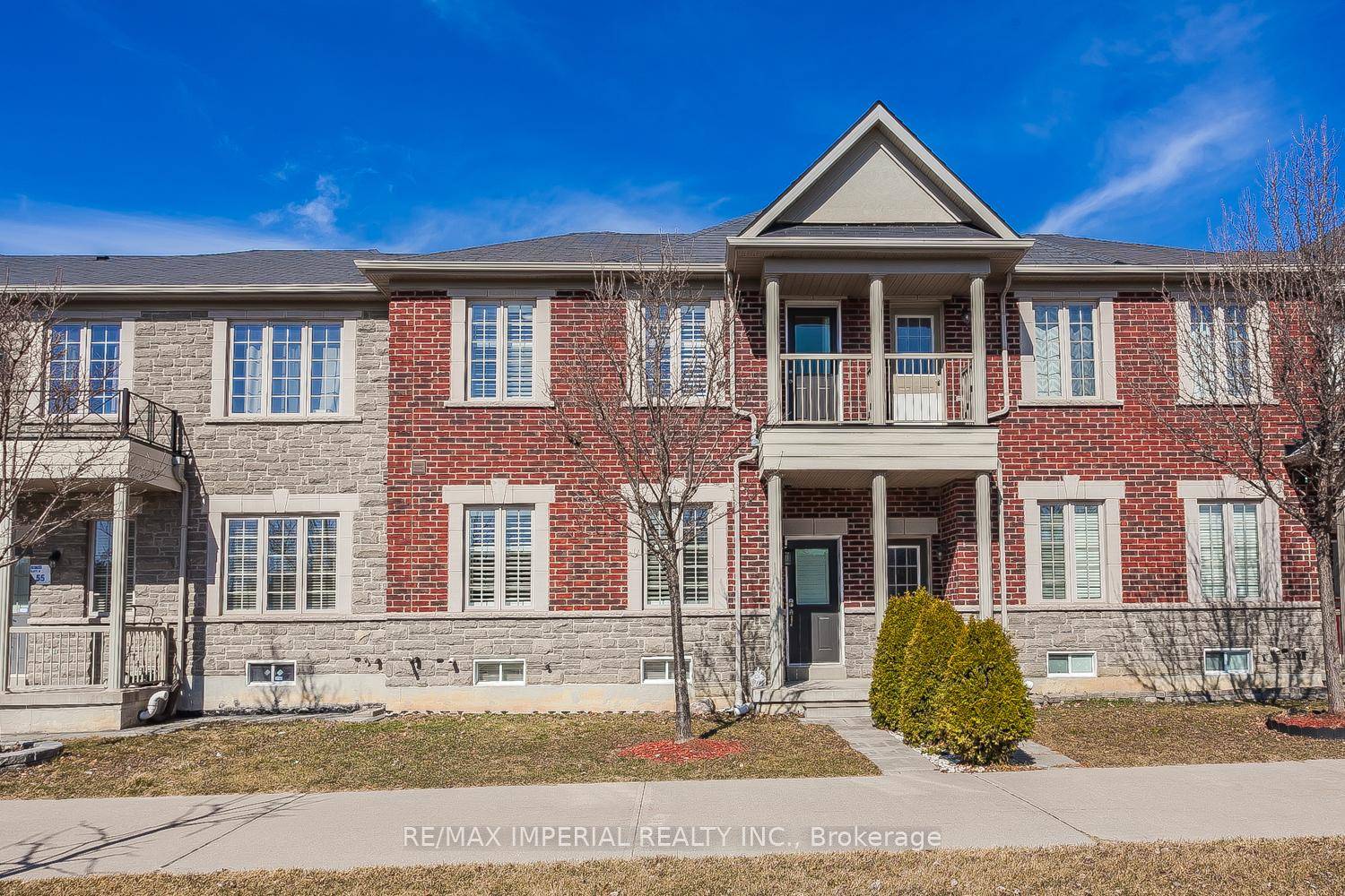 WELL MAINTAINED 3 BEDROOM TOWNHOME LOCATED AT A CUL DE SAC, OPEN CONCEPT LAYOUT, LARGE EAT IN KITCHEN WITH UPGRADED CABINETS, BASEMENT IS NICELY FINISHED WITH A 3 PCS BATH ...