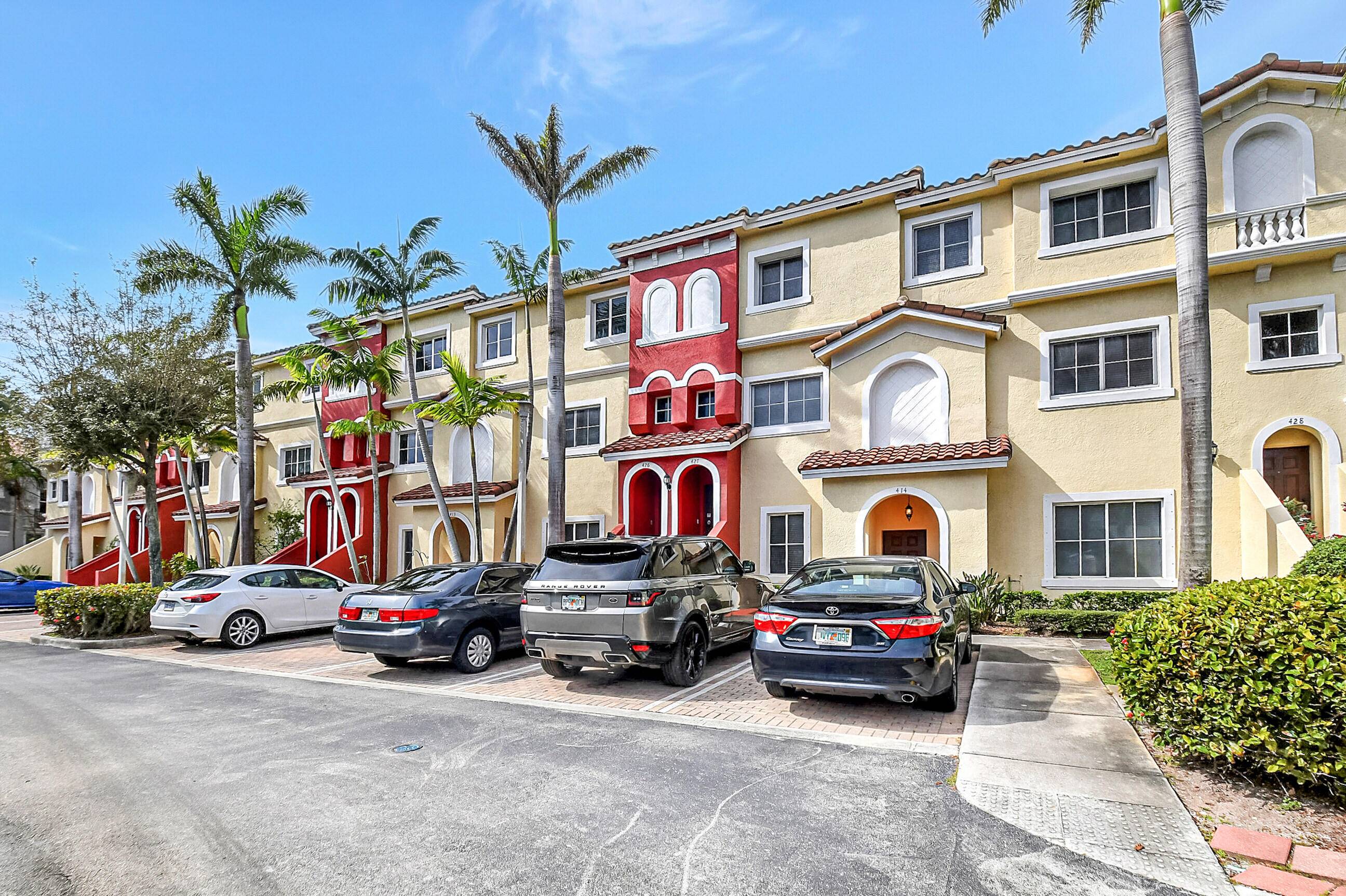 This very Quaint Bayfront condo community is centrally located near beaches as well as downtown Delray Beach with the finest restaurants, art galleries and boutiques.